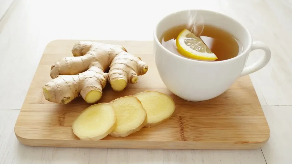 Racines de gingembre alcalin et tasse de tisane