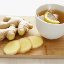 Racines de gingembre alcalin et tasse de tisane