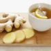 Racines de gingembre alcalin et tasse de tisane
