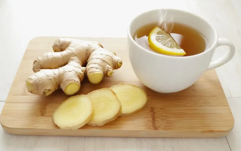 Racines de gingembre alcalin et tasse de tisane
