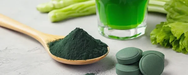 Spiruline : bienfaits, alcalinité et comment la choisir 17 Poudre de spiruline et jus vert énergisant