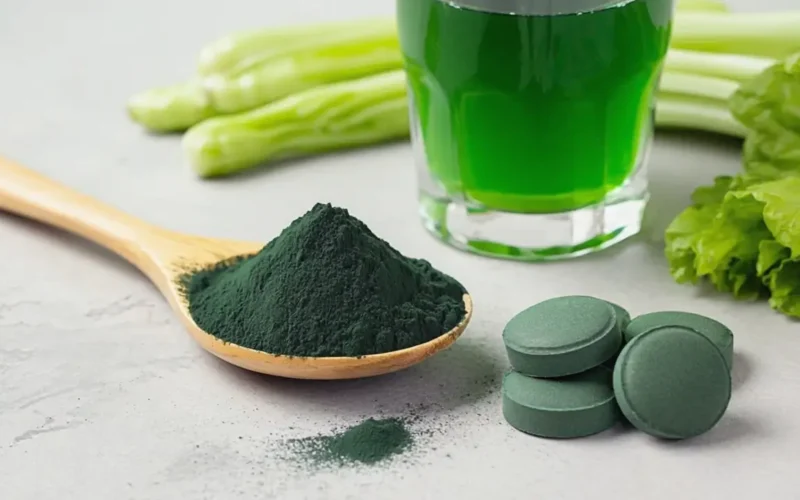 Poudre de spiruline et jus vert énergisant