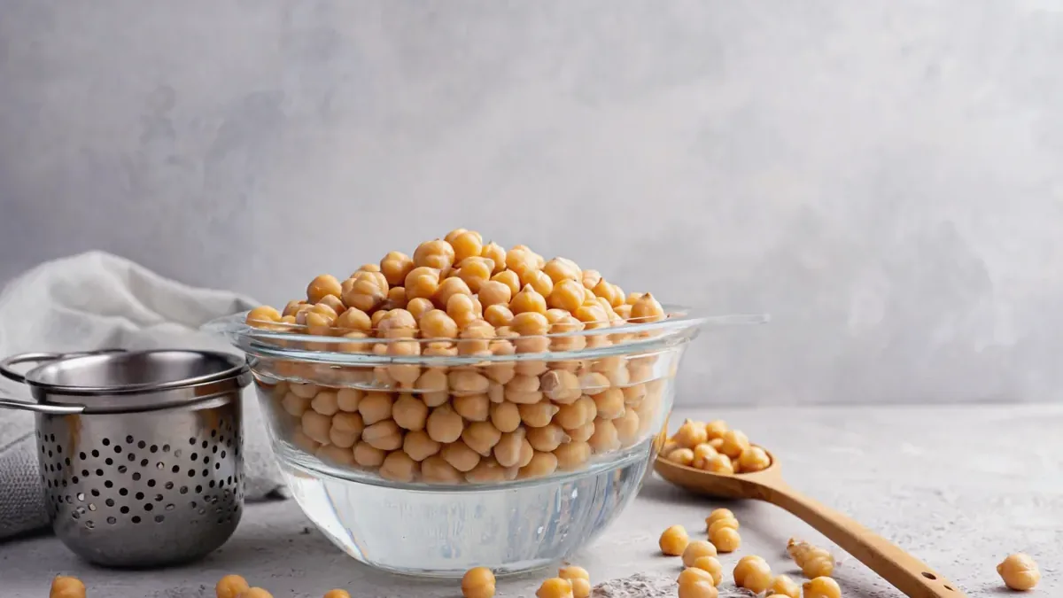 Pois chiches en trempage dans un bol d'eau, étape clé pour digérer les protéines végétales